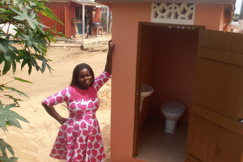 Eine WashKing-Toilettenbesitzerin neben ihrer Toilette